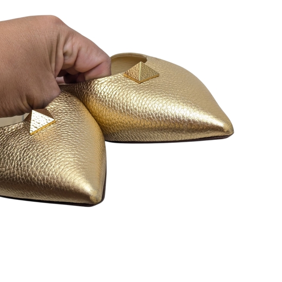 Valentino Garavani Roman One Stud Pebbled Leather Gold Pointed Flats Mules 38.5 - Picture 4 of 8